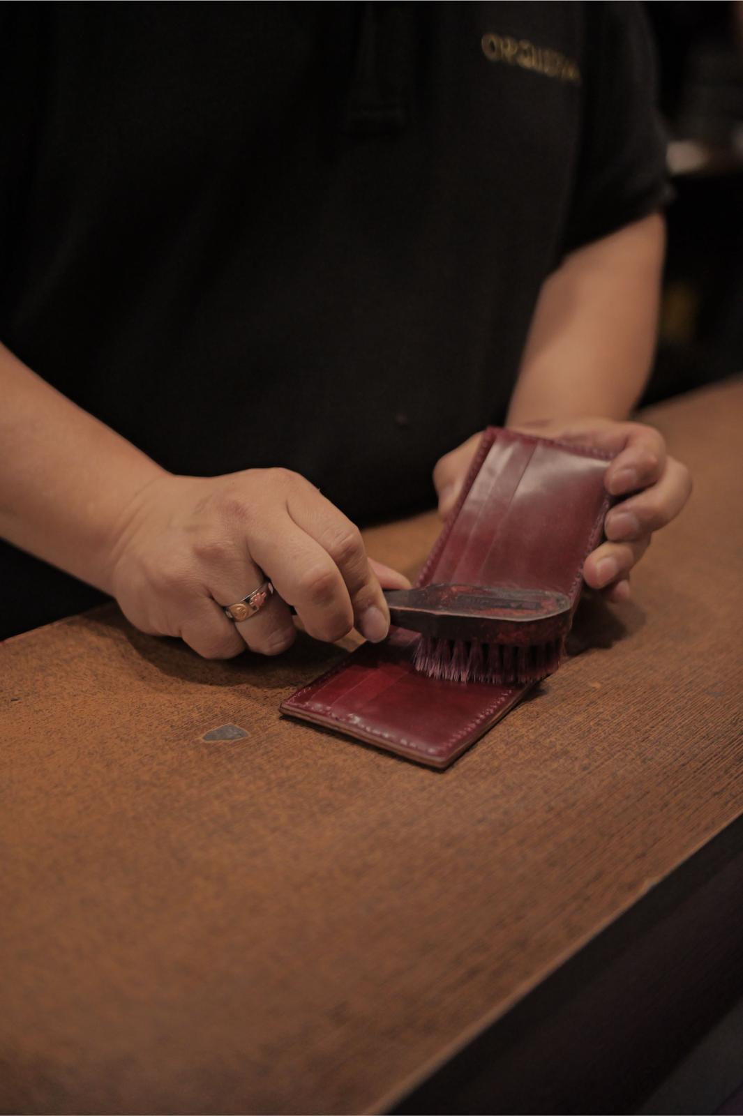 Artesano de Orquera trabajando un zapato a mano en el taller